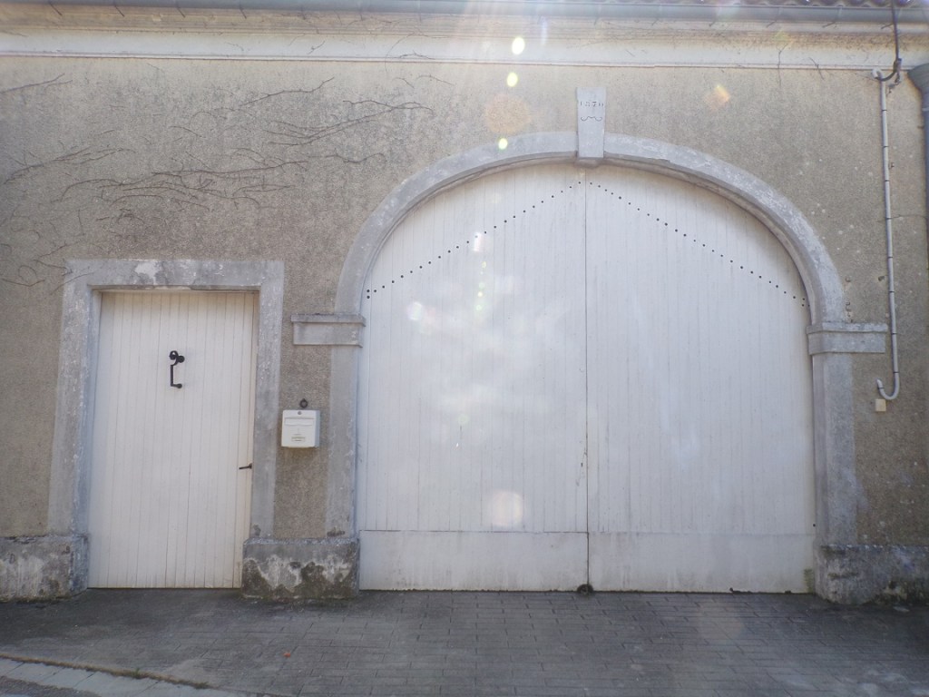 Villeneuve - 1 rue du Centre - Porche daté '1870' (22 juillet 2023)