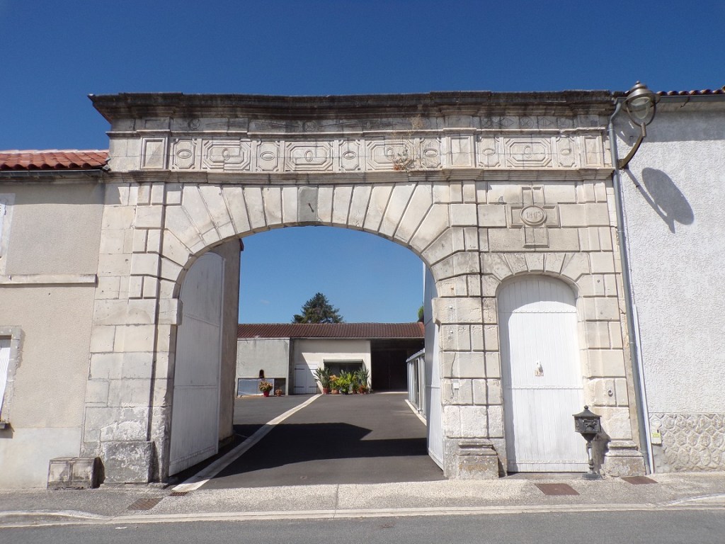 Ambleville – Porche daté '1863' (19 août 2023)