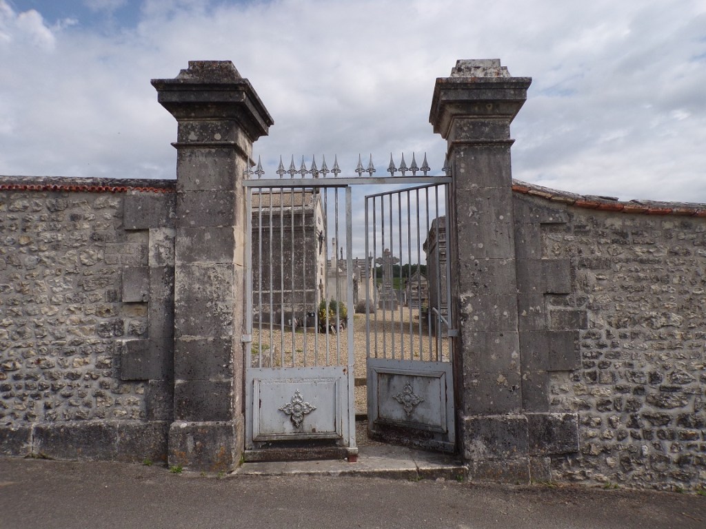 Bonneuil - L'entrée du cimetière (14 août 2023)