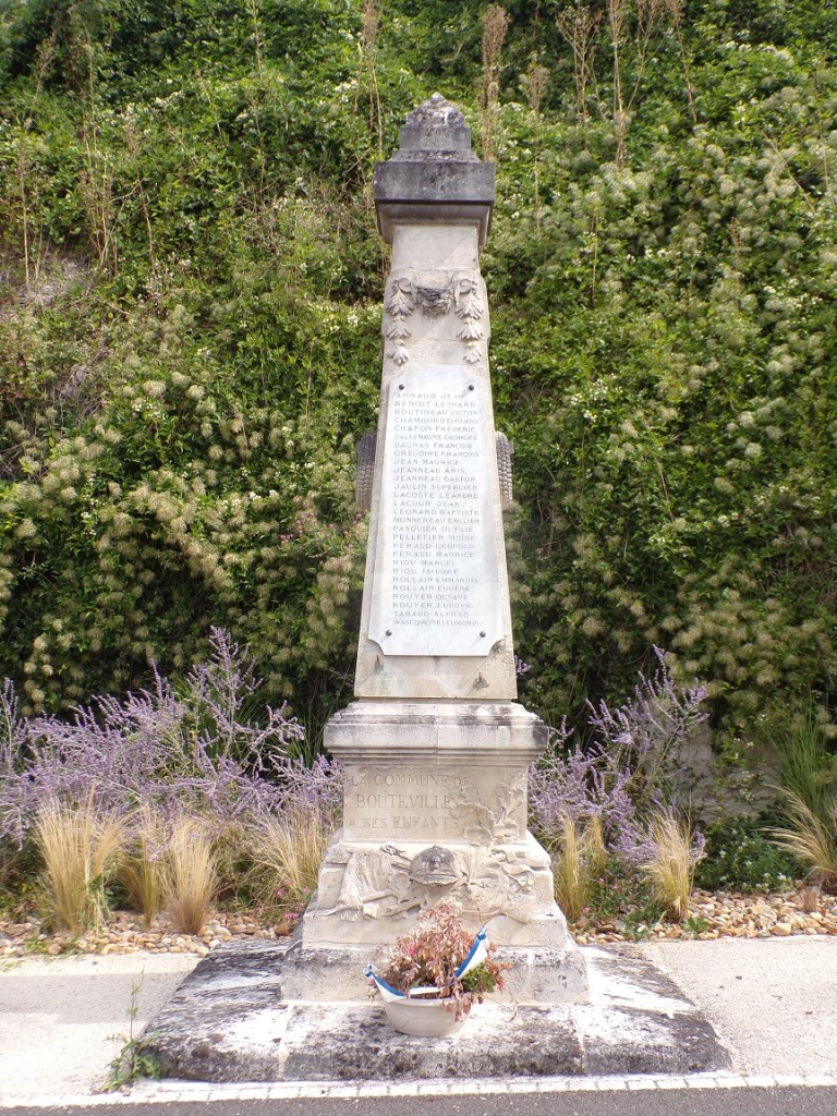 Bouteville - Monument aux Morts (14 août 2023)