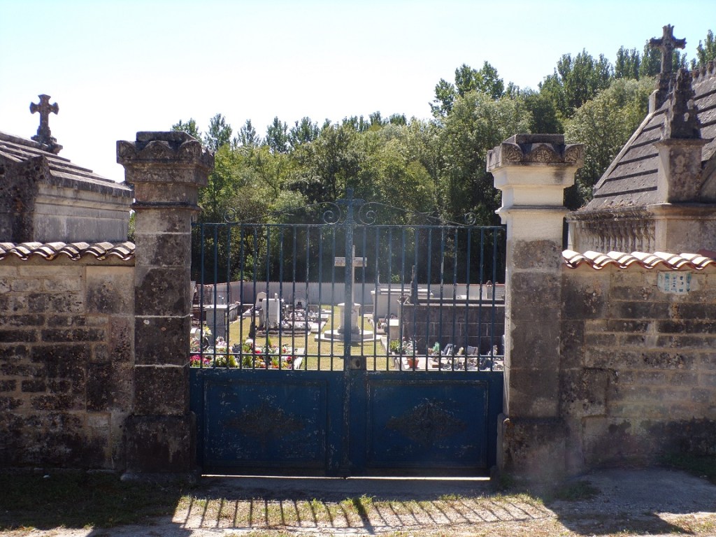 Graves-Saint-Amant - L'entrée du cimetière de Graves (8 août 2023)