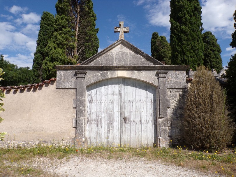 Lignières-Sonneville – Le cimetière de Lignières – Le portail d’entrée des catholiques (19 août 2023)