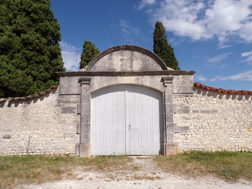 Lignières-Sonneville – Le cimetière de Lignières – Le portail d’entrée des protestants (19 août 2023)