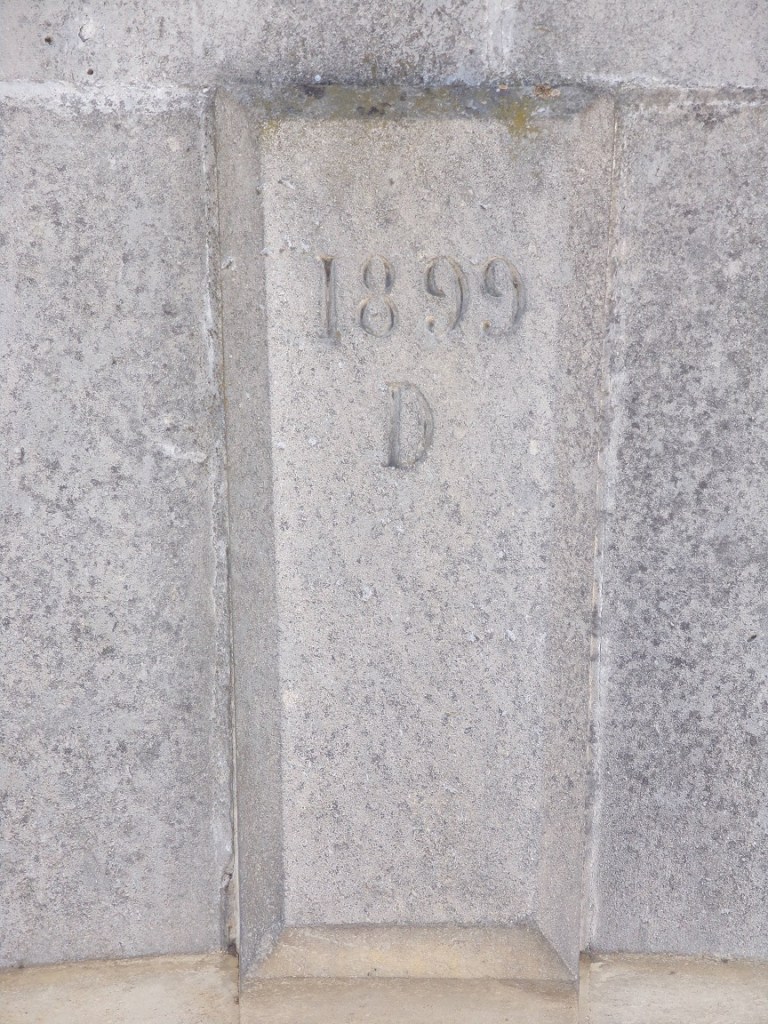 Saint-Même-les-Carrières - Portail daté '1899' (8 août 2023)