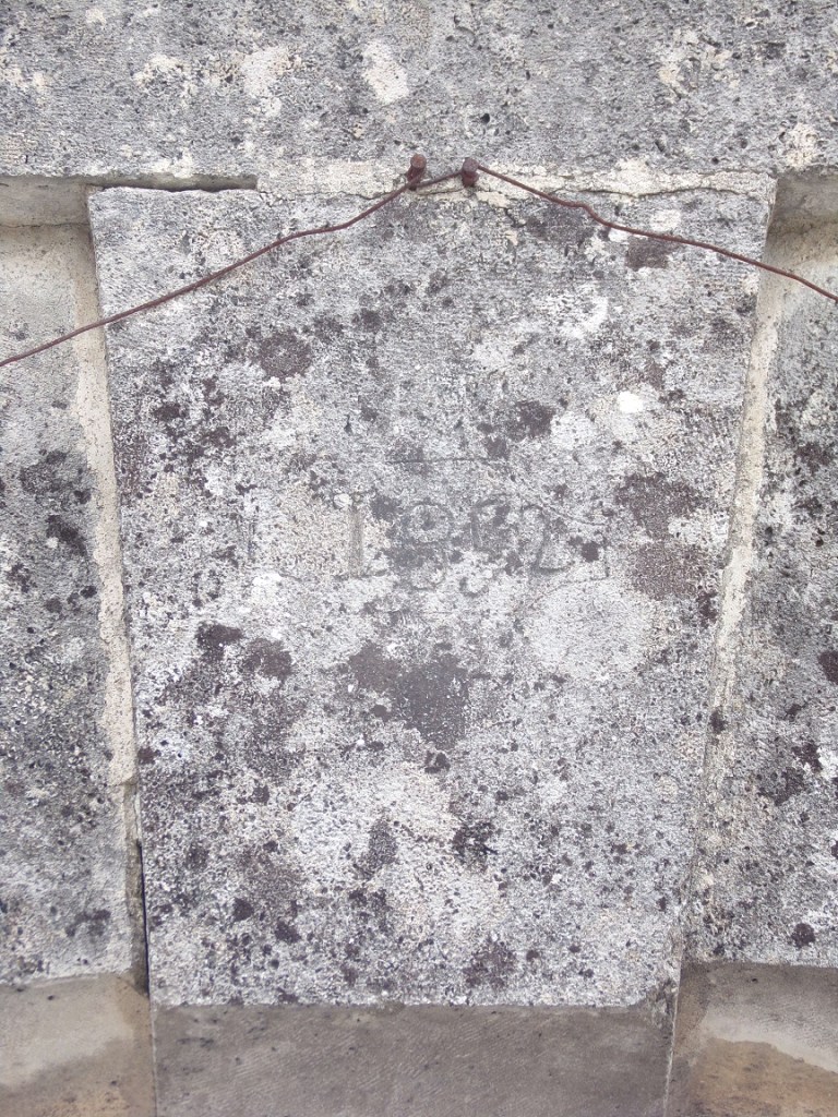 Segonzac - Portail daté '1852' à la Garancille (14 août 2023)