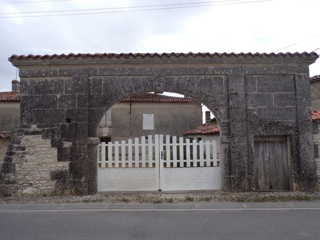 Segonzac - Portail daté '1852' à la Garancille (14 août 2023)