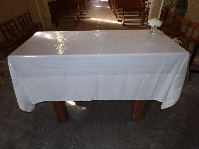 Burie – L’église Saint-Léger – L’autel (2 septembre 2023)