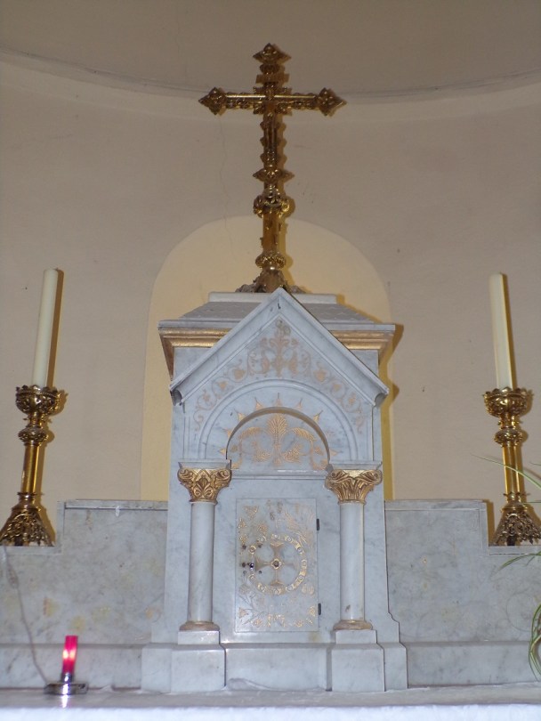 Burie – L’église Saint-Léger – Le tabernacle et la Croix de l'abside (2 septembre 2023)