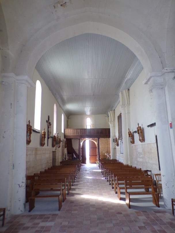 Burie – L’église Saint-Léger – Vue de l'autel (2 septembre 2023)