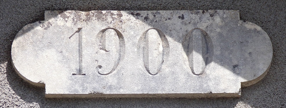 Burie - L'entrée du cimetière daté '1900' (2 septembre 2023)