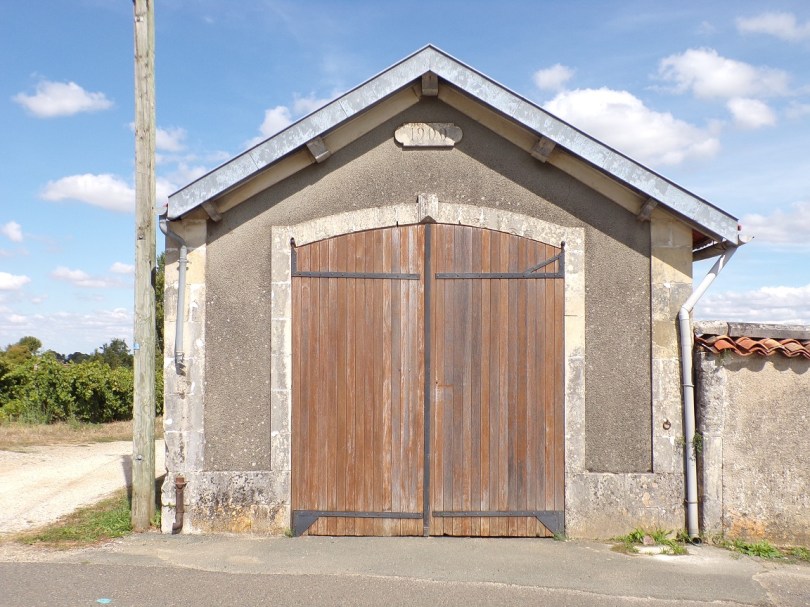 Burie - L'entrée du cimetière daté '1900' (2 septembre 2023)