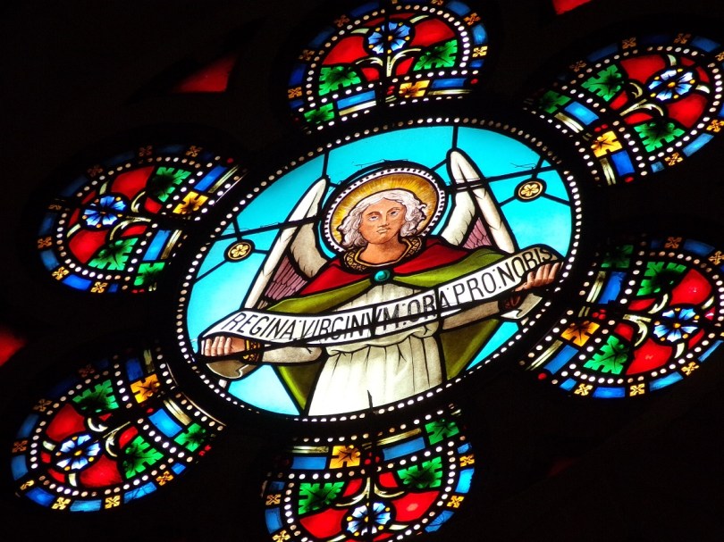 Église Saint-Martin, du Sacré-Coeur – Au-dessus du vitrail ‘Notre-Dame de Lourdes' (17 septembre 2023)