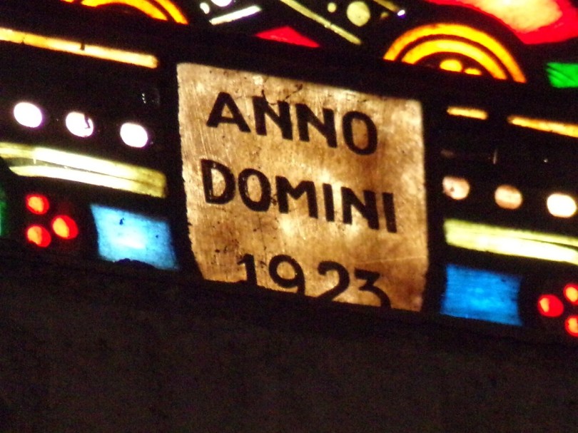 Église Saint-Martin, du Sacré-Coeur – Le vitrail 'Anno domini 1923’ au-dessous de ‘Marie - Joseph - Jésus' (17 septembre 2023)