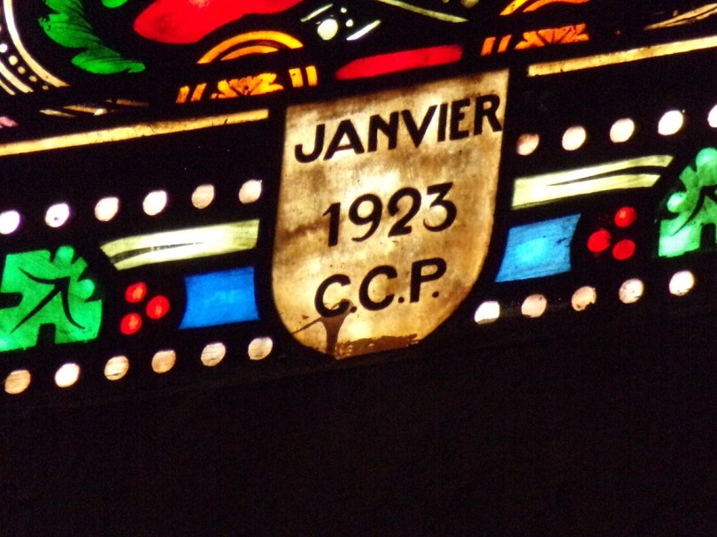 Église Saint-Martin, du Sacré-Coeur – Le vitrail 'Janvier 1926 C.C.P.’ au-dessous de ‘Notre-Dame de Lourdes' (17 septembre 2023)