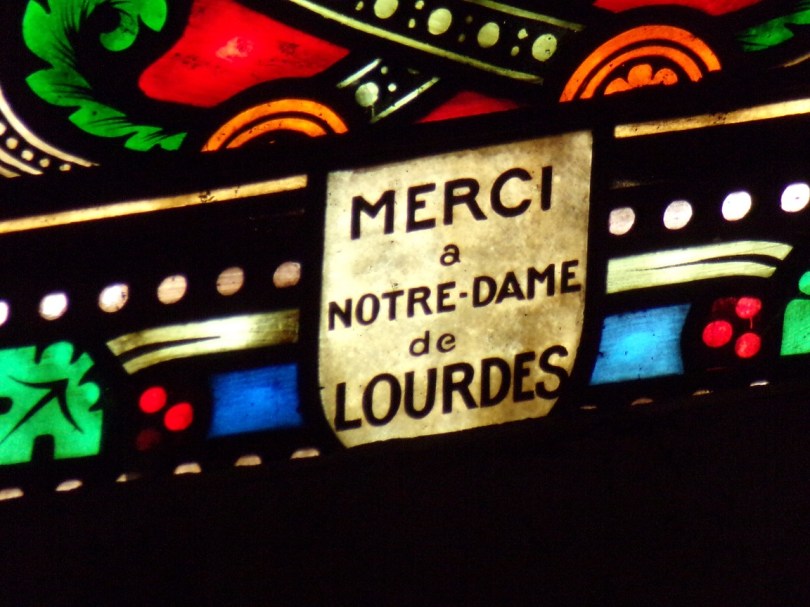 Église Saint-Martin, du Sacré-Coeur – Le vitrail 'Merci à Notre Dame de Lourdes'’ au-dessous de ‘Notre-Dame de Lourdes' (17 septembre 2023)