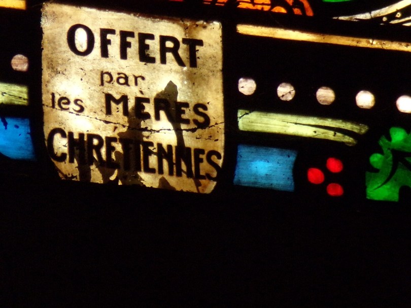 Église Saint-Martin, du Sacré-Coeur – Le vitrail 'Offert par les Mères Chrétiennes’ au-dessous de ‘Marie - Joseph - Jésus' (17 septembre 2023)