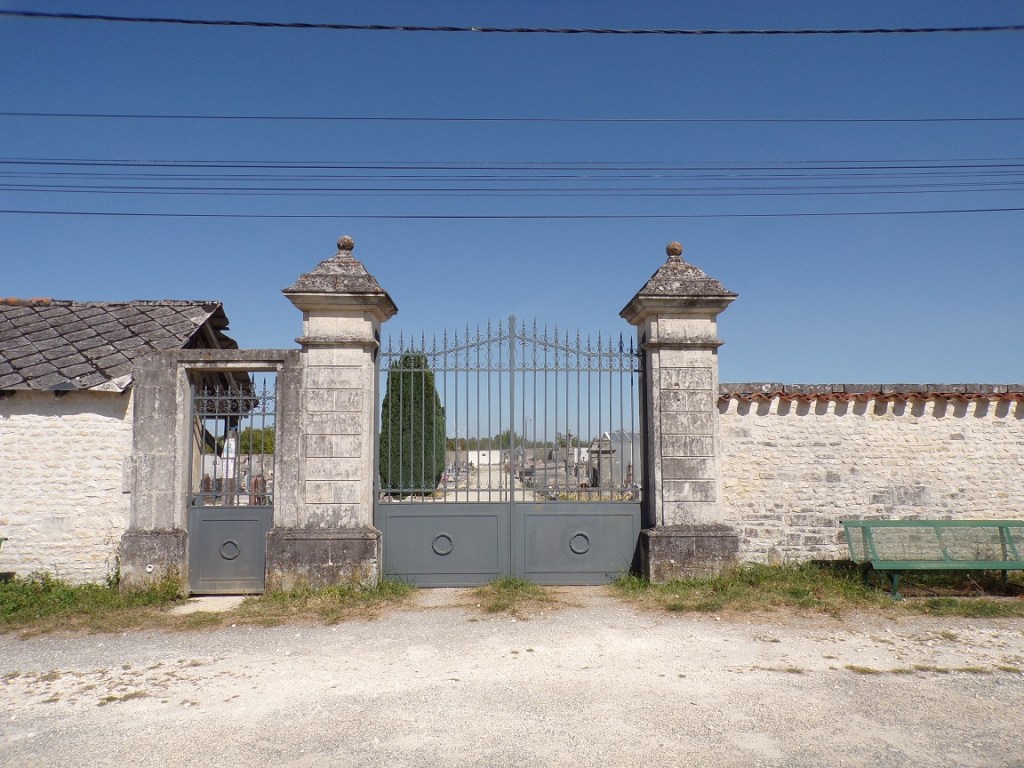 Matha - L'entrée du cimetière de Marestay (9 septembre 2023)