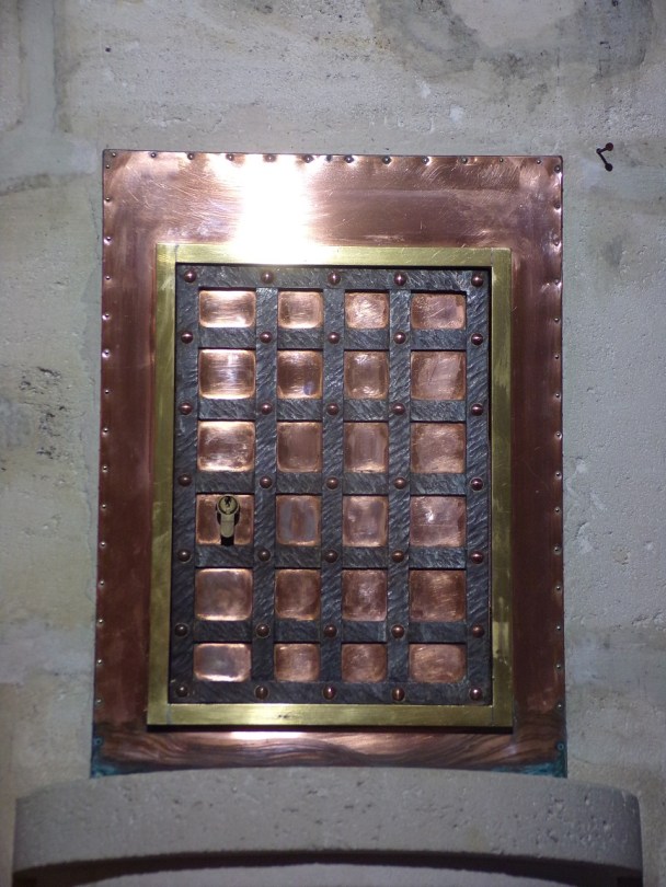 Jarnac – L’église Saint-Pierre – Plaque en cuivre (4 octobre 2023)