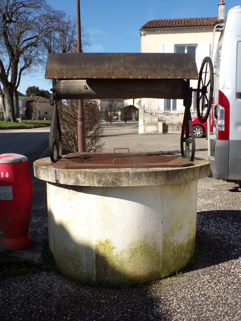 Cherves-Richemont – Le puits à côté de l’Eglise de Cherves (14 février 2024)