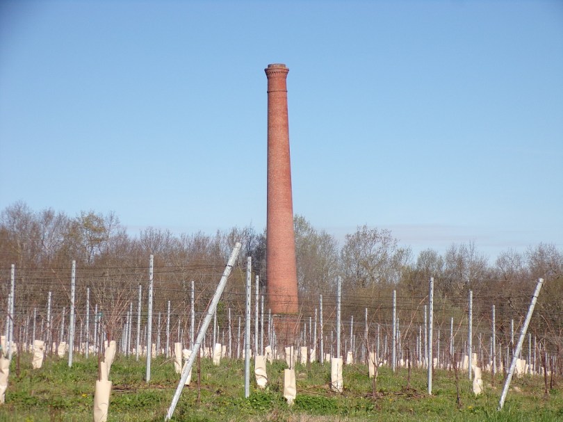 Cherves-Richemont - Cheminée de l'usine de tuilerie Les Varennes (19 mars 2024)