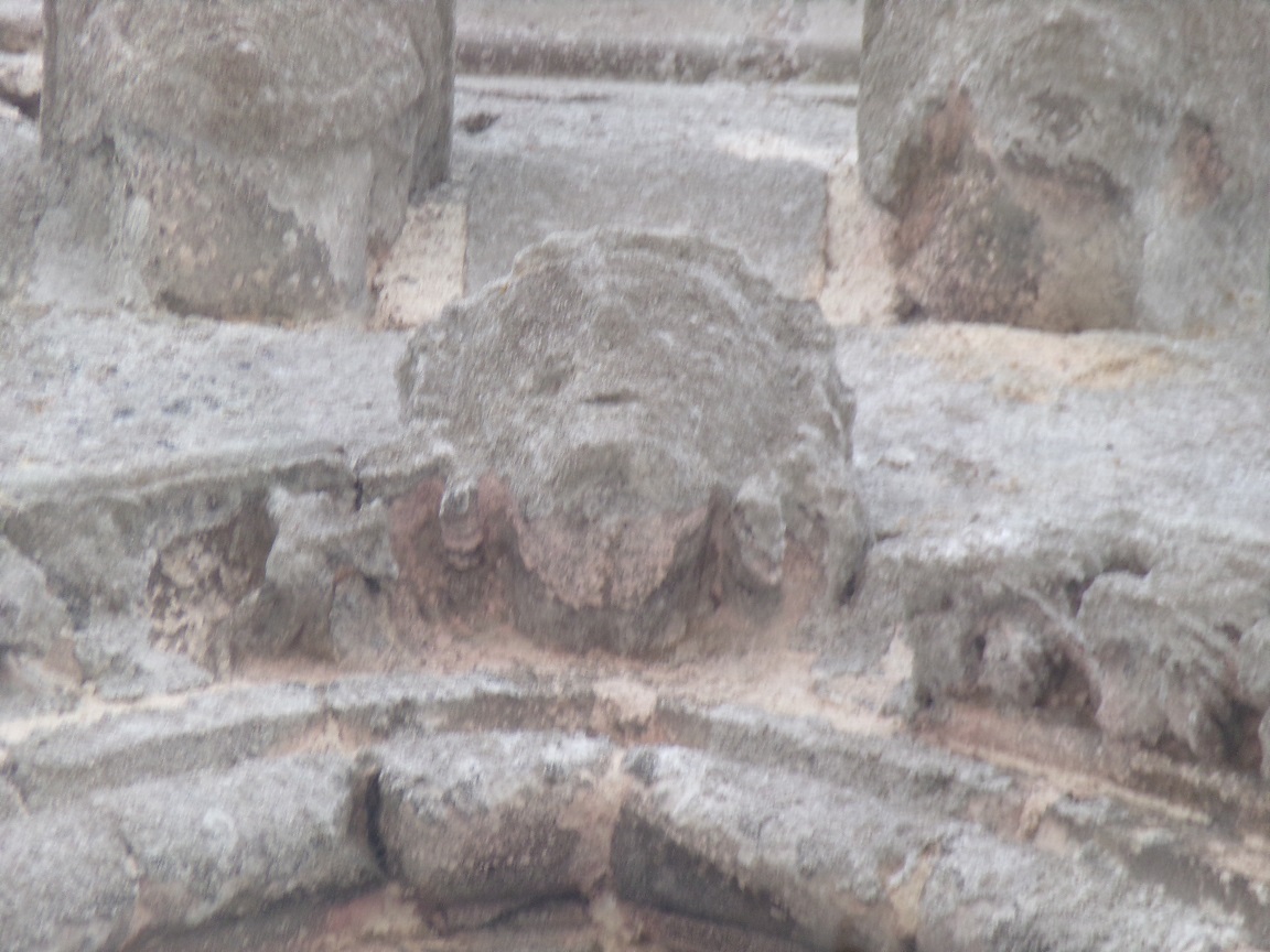 Jarnac - Eglise - Tête sur le clocher (6 avril 2024)