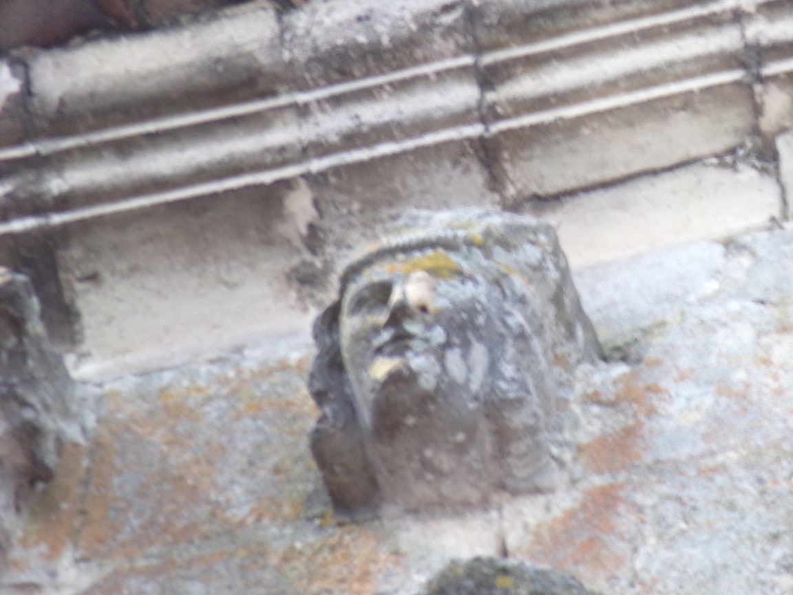 Jarnac - Eglise - Tête sur le clocher (6 avril 2024)