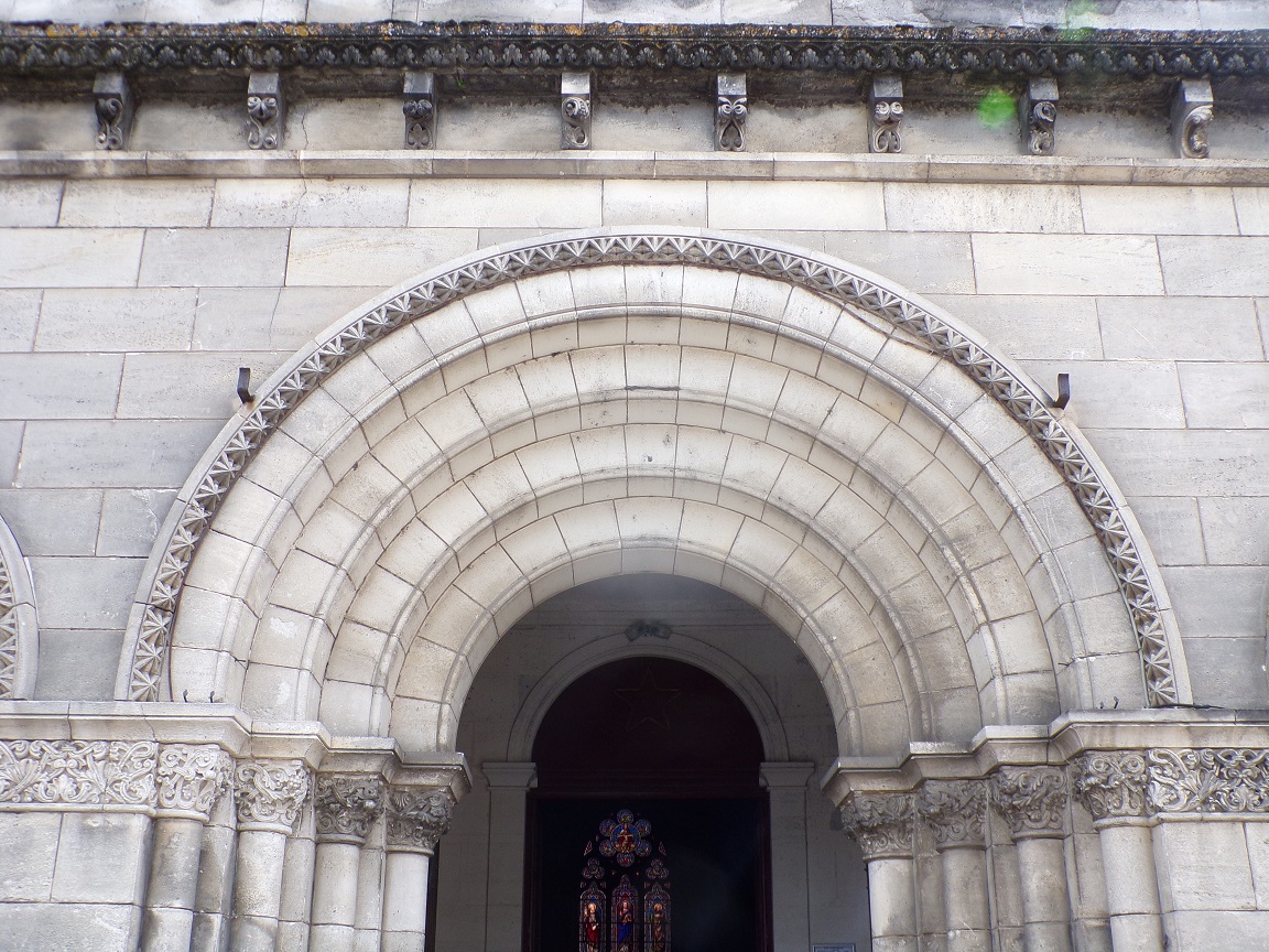 Jarnac - Pointes de diamant sur arc de la porte (6 avril 2024)