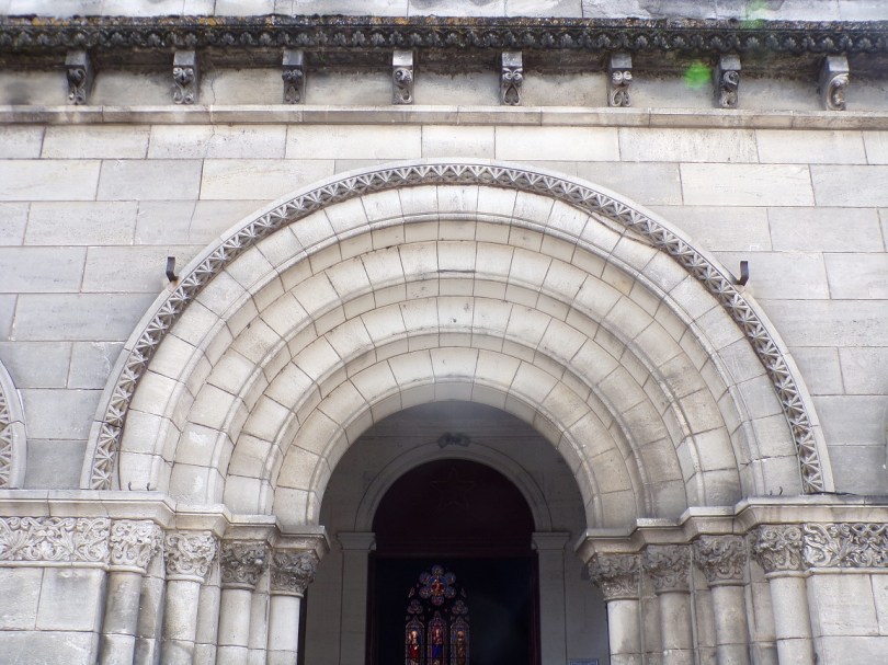 Jarnac - Pointes de diamant sur arc de la porte (6 avril 2024)
