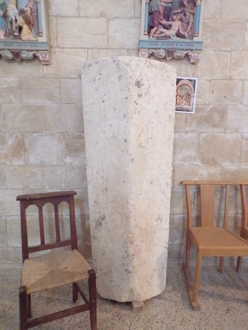 Matha – L’église Saint-Pierre de Marestay - Couvercle d'un tombeau (21 avril 2024)