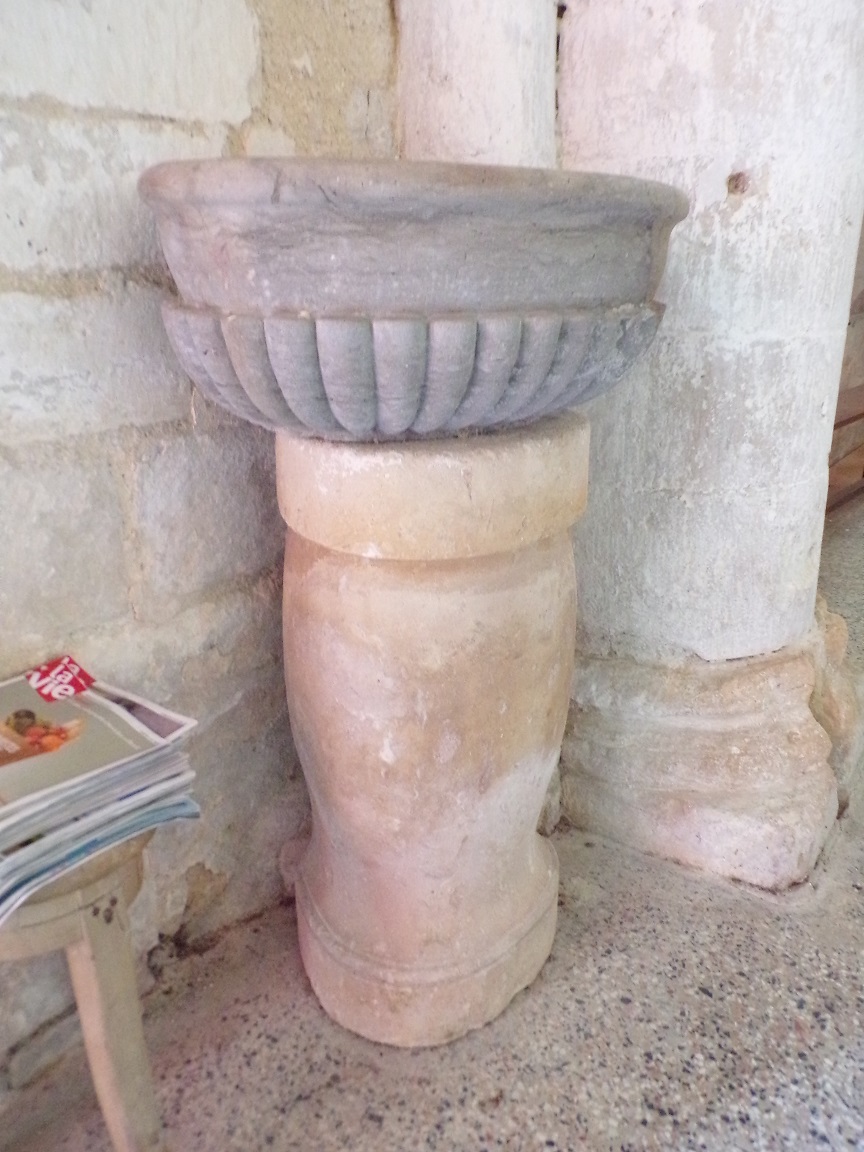Matha – L’église Saint-Pierre de Marestay – Fonts baptismaux (21 avril 2024)