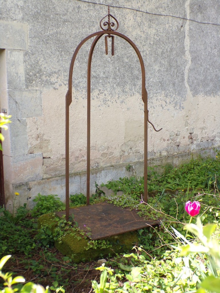 Prignac – Le puits en face de l'église (29 avril 2024)
