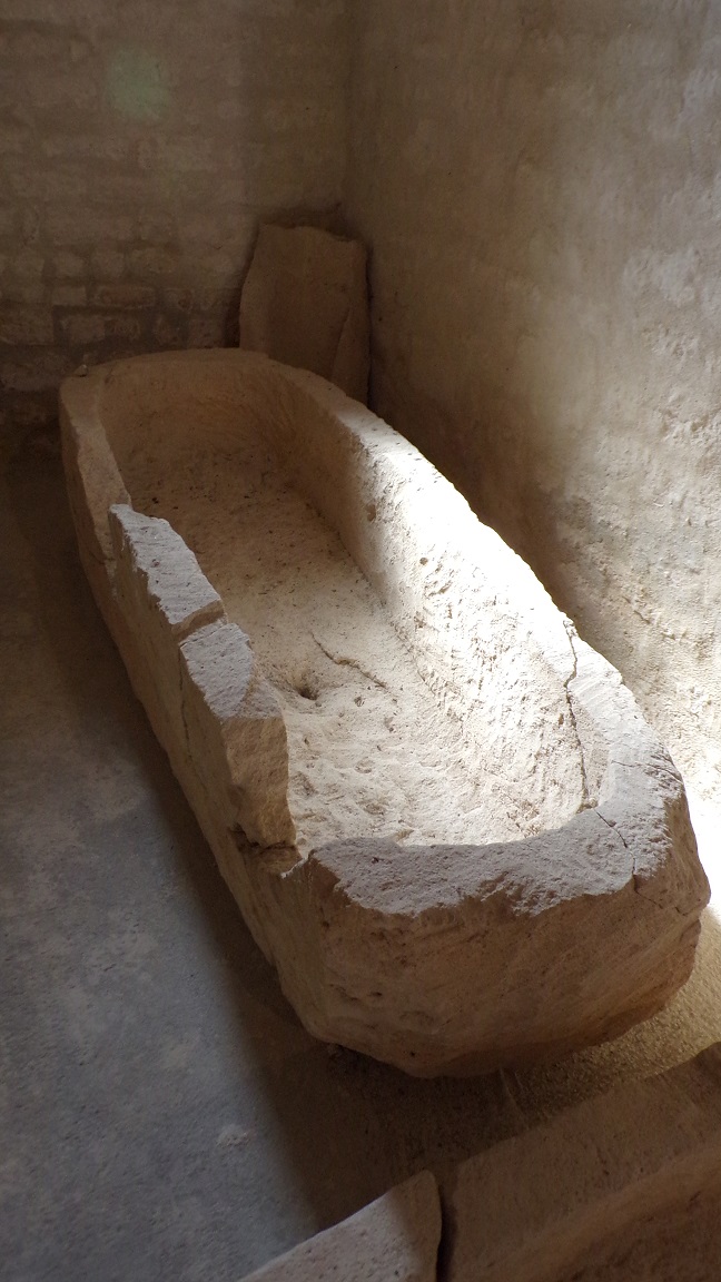 Prignac - L'église Saint-Pierre - Sarcophage monolithique (24 février 2018)