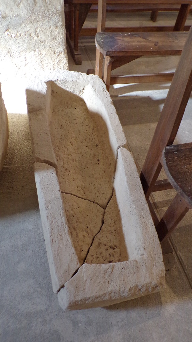 Prignac - L'église Saint-Pierre - Sarcophage monolithique (24 février 2018)