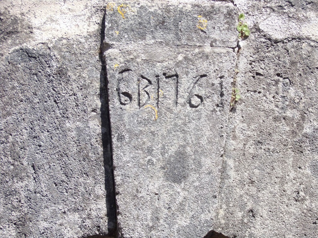 Saint-Même les Carrières – 1, rue de l'Abreuvoir - Un porche daté 1761 (13 avril 2024)