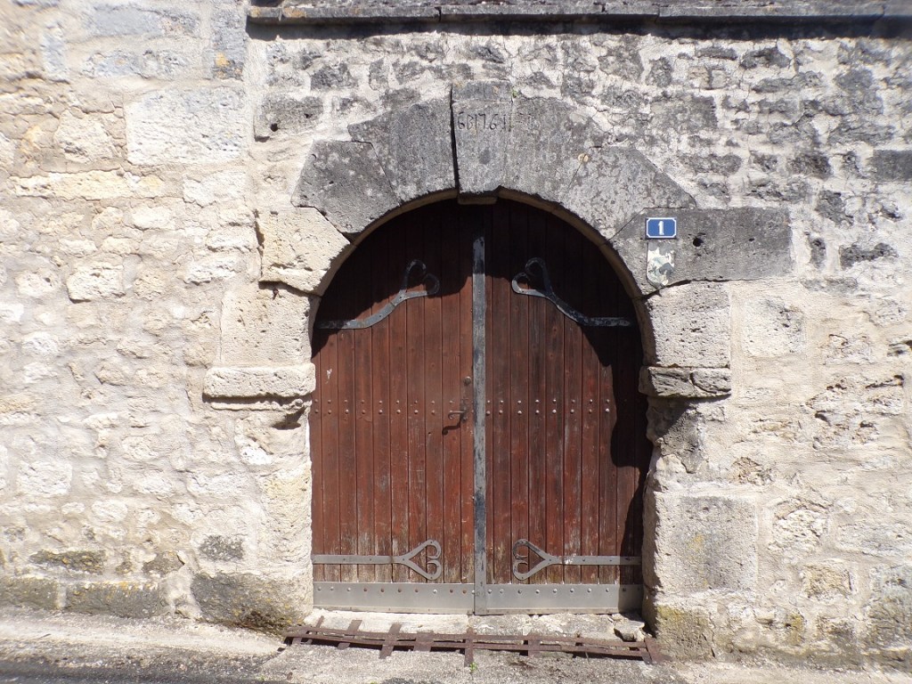 Saint-Même les Carrières – 1, rue de l'Abreuvoir - Un porche daté 1761 (13 avril 2024)