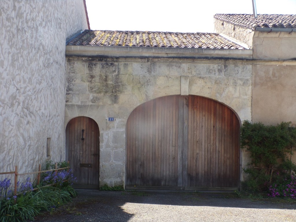 Saint-Même les Carrières – 21, rue de Gondeville - Un porche daté 1803 (13 avril 2024)