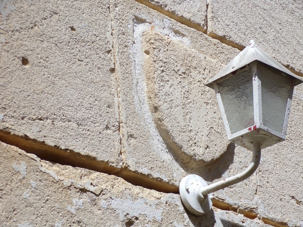 Saint-Même les Carrières – Porte avec un écusson au dessus (13 avril 2024)