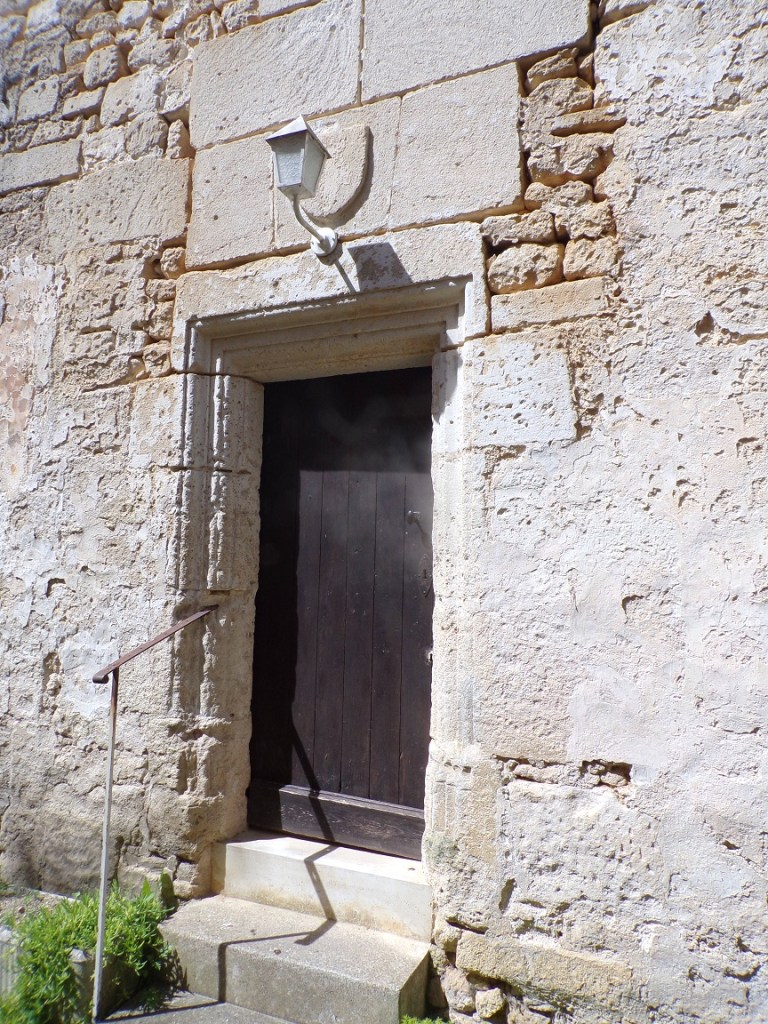 Saint-Même les Carrières – Porte avec un écusson au dessus (13 avril 2024)