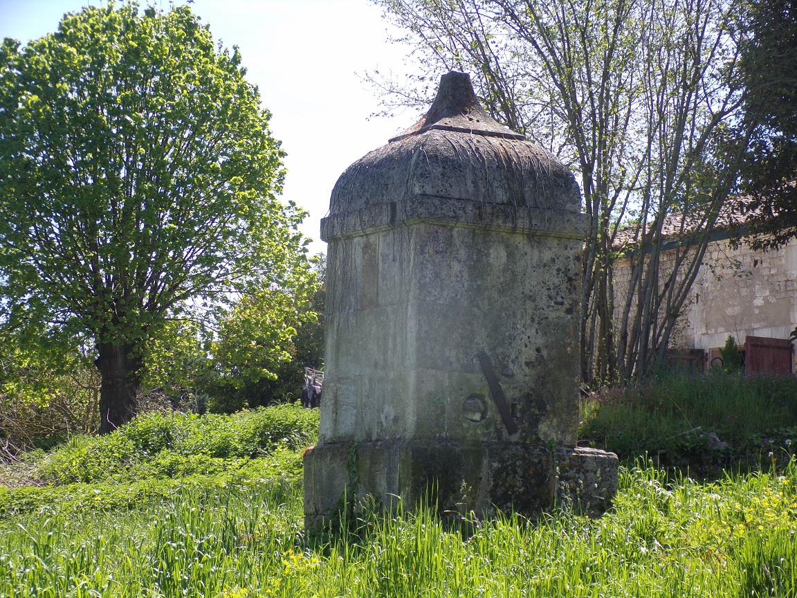 Saint-Même les Carrières – rue de la Cure - Un puits (13 avril 2024)