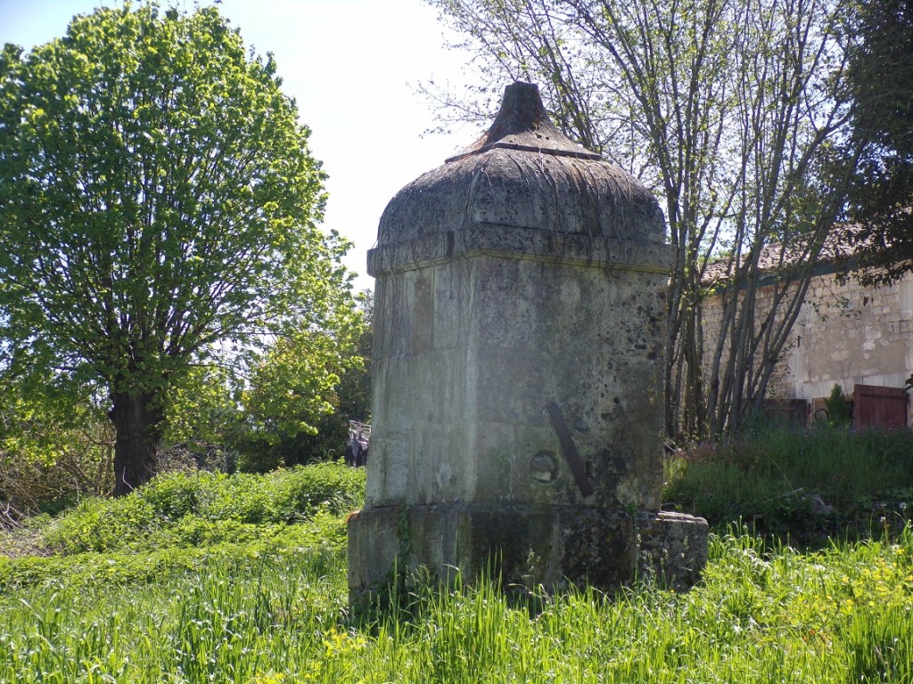 Saint-Même les Carrières – rue de la Cure - Un puits (13 avril 2024)