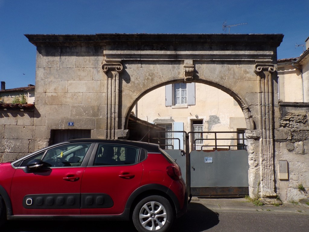 Saint-Même-les-Carrières – rue de la Poste - Un porche (13 avril 2024)