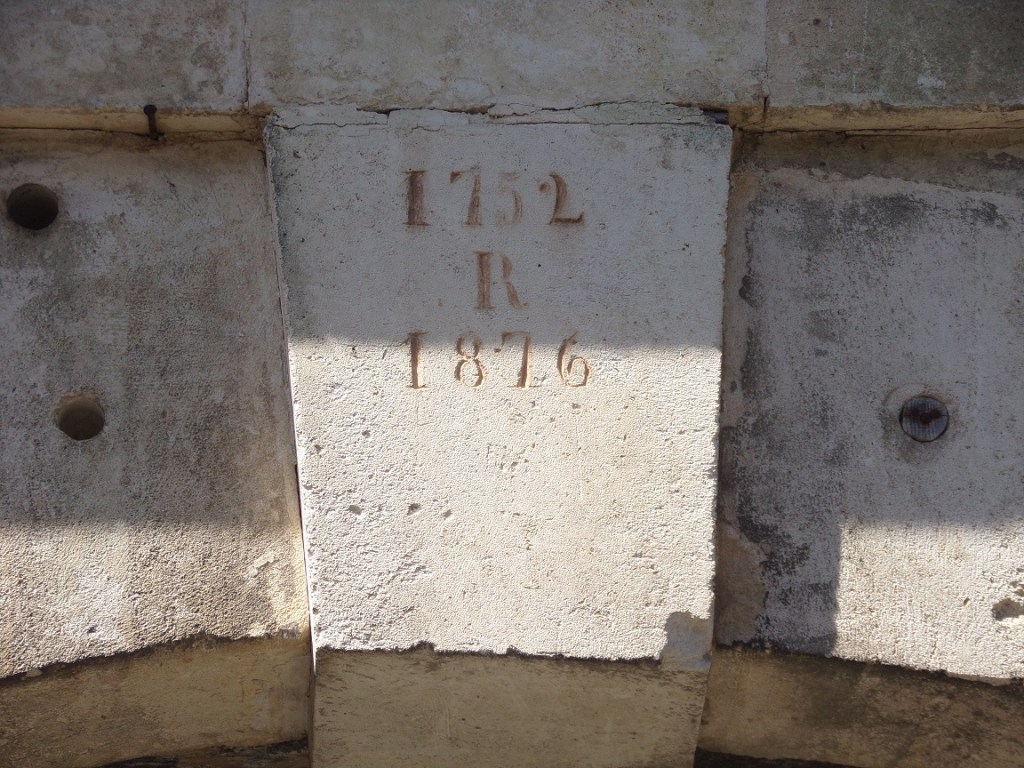 Saint-Même les Carrières – rue de l'Eglise - Un porche '1752 R 1876' (13 avril 2024)