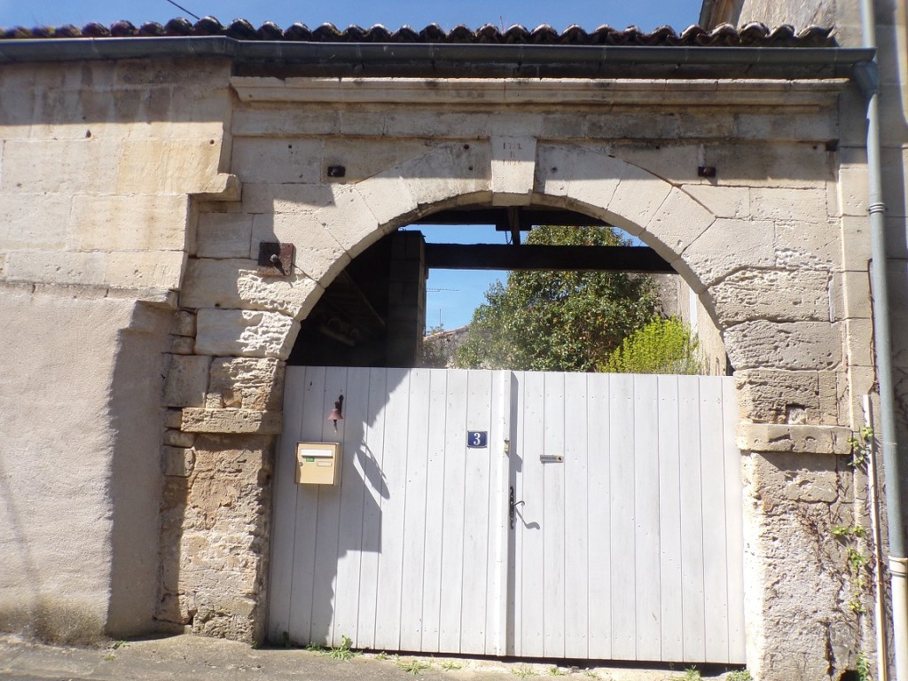 Saint-Même les Carrières – rue de l'Eglise - Un porche '1752 R 1876' (13 avril 2024)