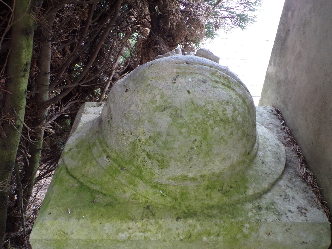 Segonzac – Le monument aux morts - Un casque (10 avril 2024)