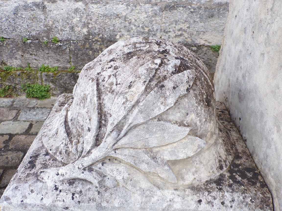 Segonzac – Le monument aux morts - Un casque (10 avril 2024)