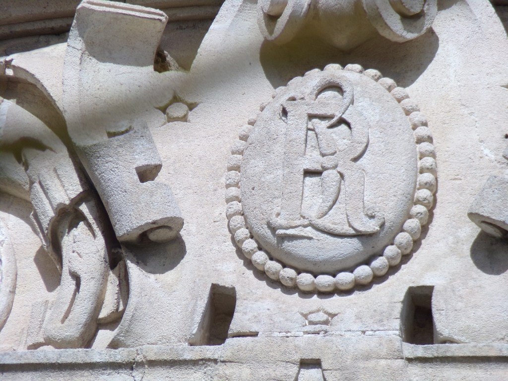 Segonzac – Médaillon 'RL' de la maison Léon Richard - rue Gaston Briand (10 avril 2024)