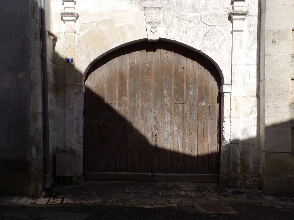 Segonzac – Porche inscription '1776 J R' (10 avril 2024)