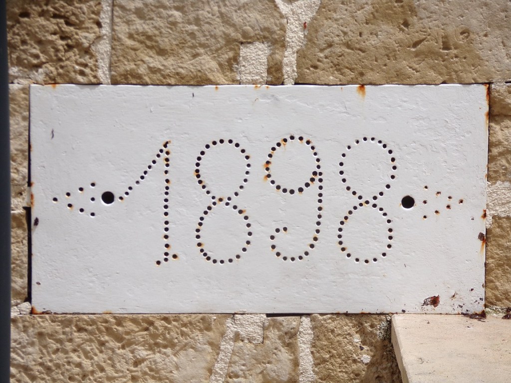 Angeac-Champagne – La mairie - inscription '1898' (15 mai 2024)