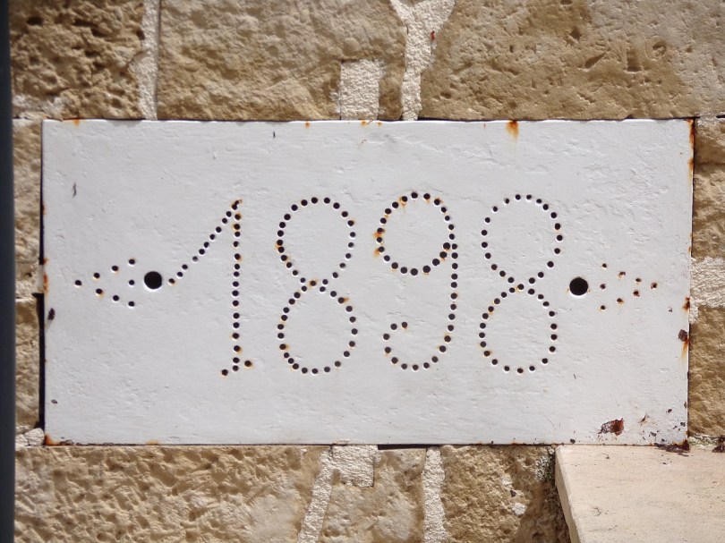 Angeac-Champagne – La mairie - inscription '1898' (15 mai 2024)