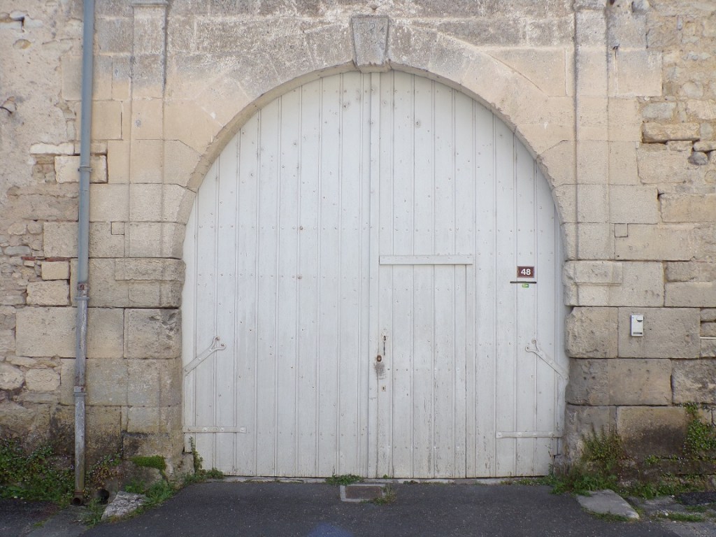 Bassac - Un porche daté '1722' route de Condé (27 mai 2024)